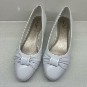 Carolyn Tucker White Bow Pumps